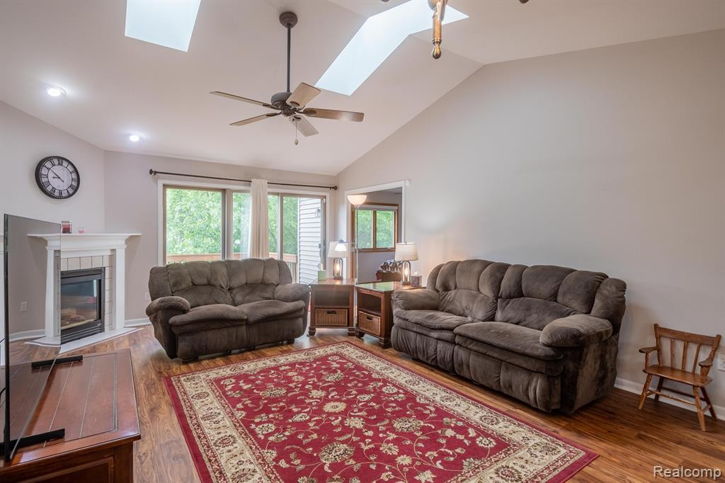 935 MILDRED J, Brighton, MI 48116 — Photo 6