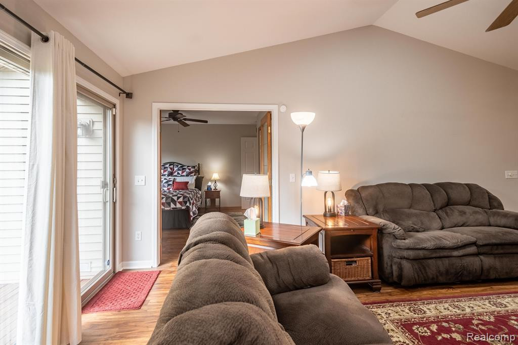 935 MILDRED J, Brighton, MI 48116 — Photo 7