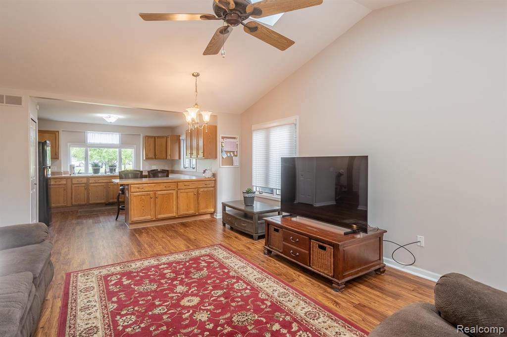 935 MILDRED J, Brighton, MI 48116 — Photo 8