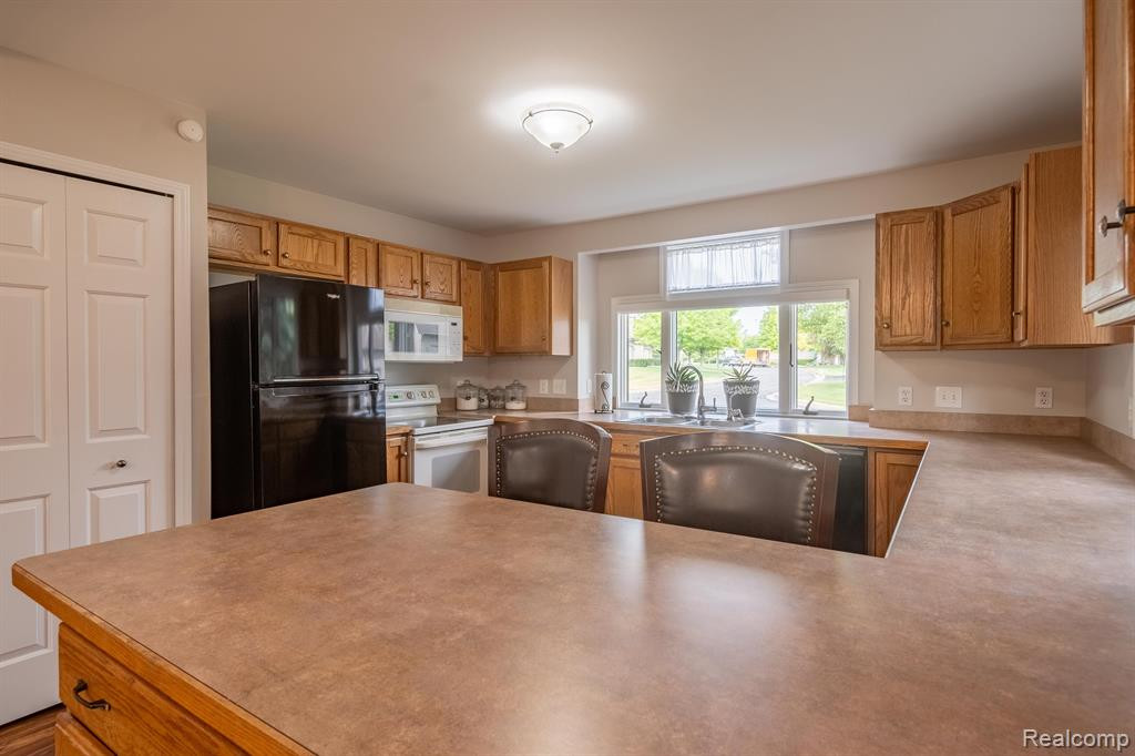 935 MILDRED J, Brighton, MI 48116 — Photo 9