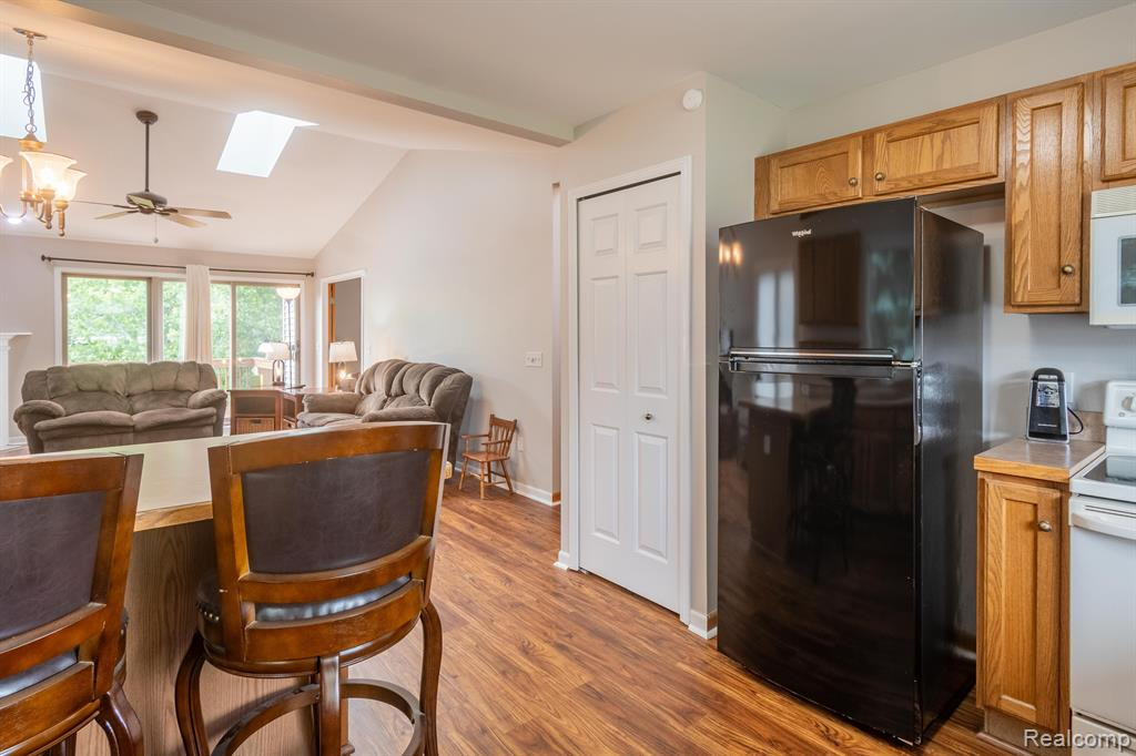 935 MILDRED J, Brighton, MI 48116 — Photo 11