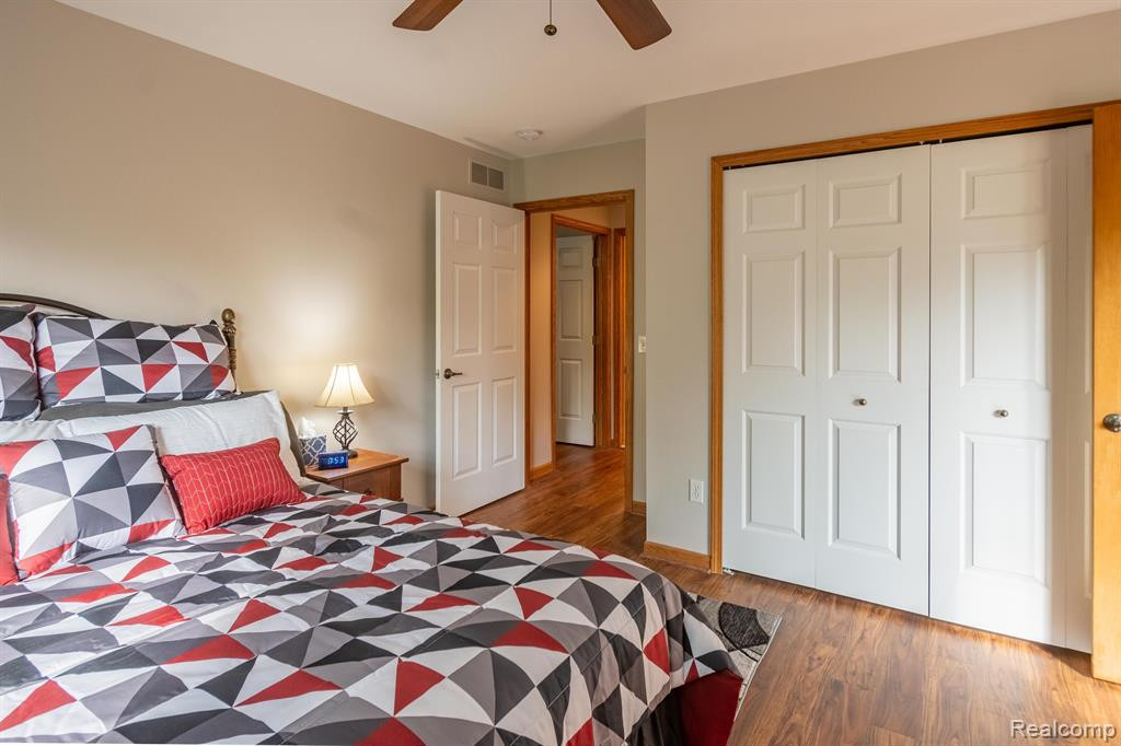 935 MILDRED J, Brighton, MI 48116 — Photo 13