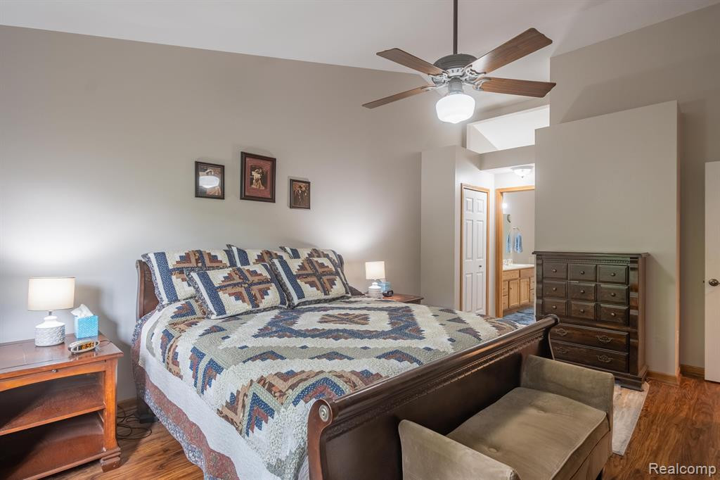 935 MILDRED J, Brighton, MI 48116 — Photo 17