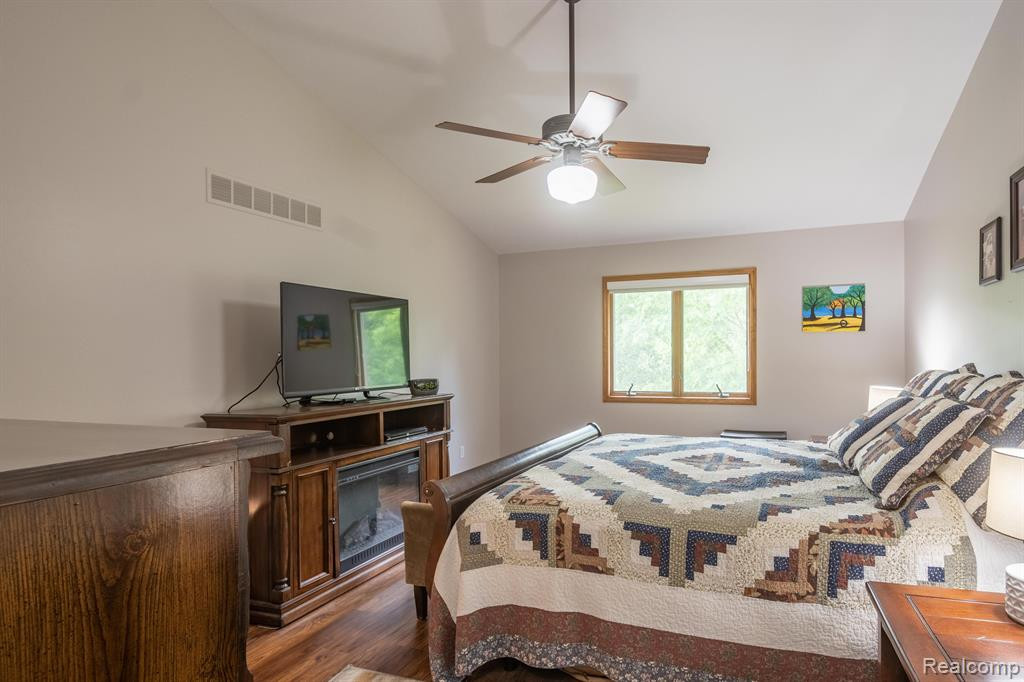 935 MILDRED J, Brighton, MI 48116 — Photo 18