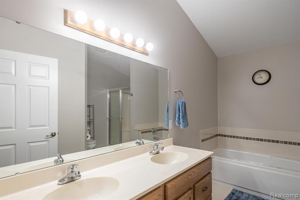 935 MILDRED J, Brighton, MI 48116 — Photo 19
