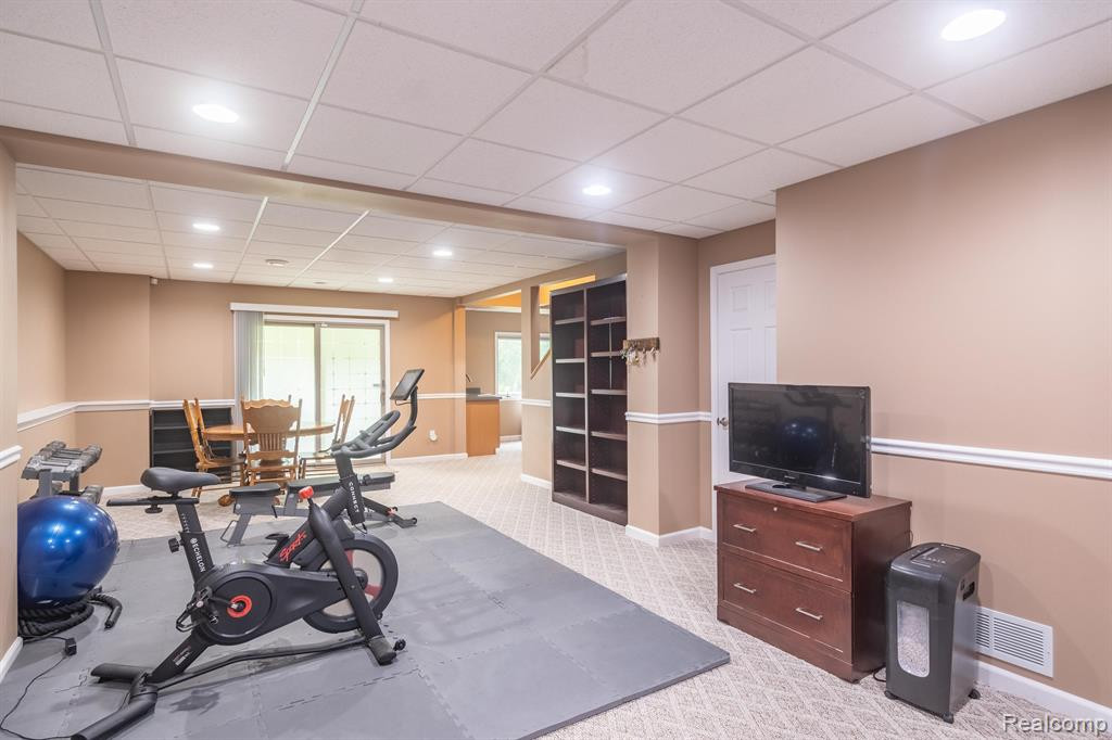 935 MILDRED J, Brighton, MI 48116 — Photo 25