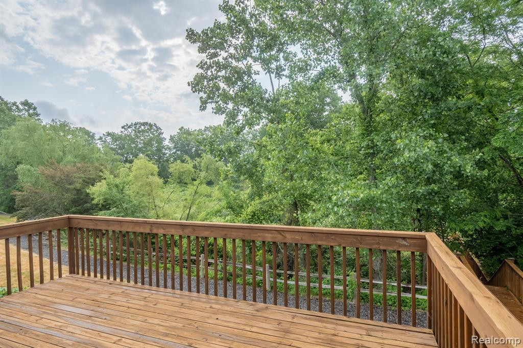 935 MILDRED J, Brighton, MI 48116 — Photo 30
