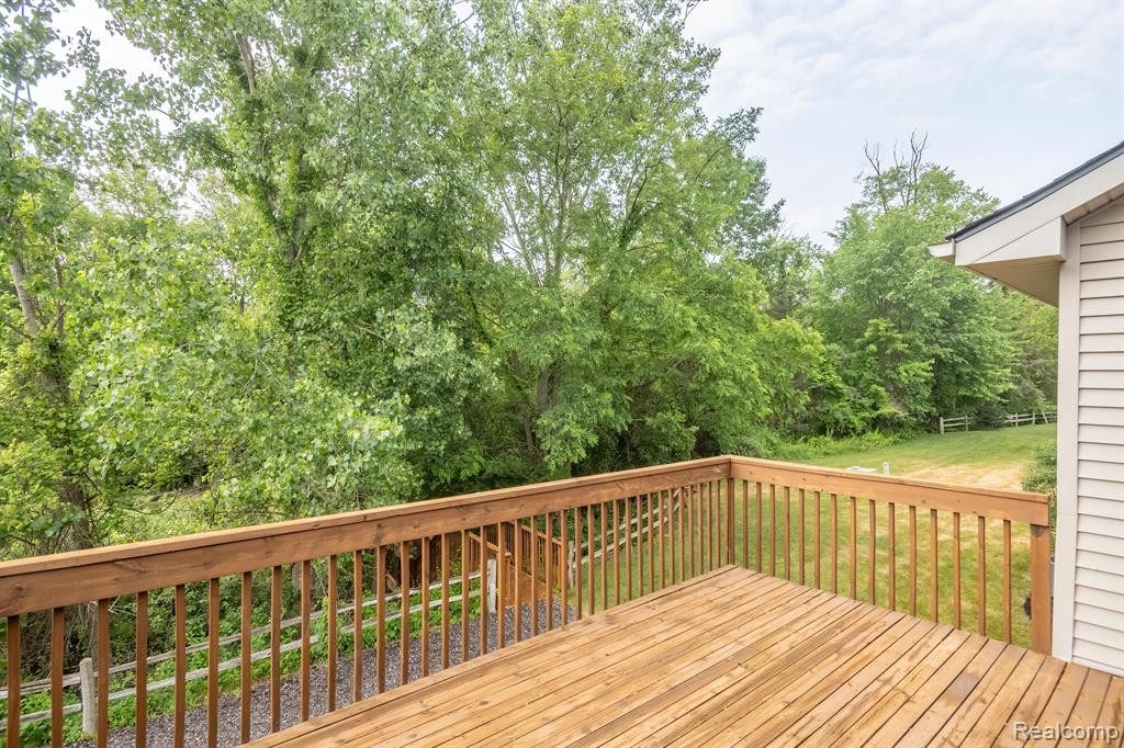 935 MILDRED J, Brighton, MI 48116 — Photo 31