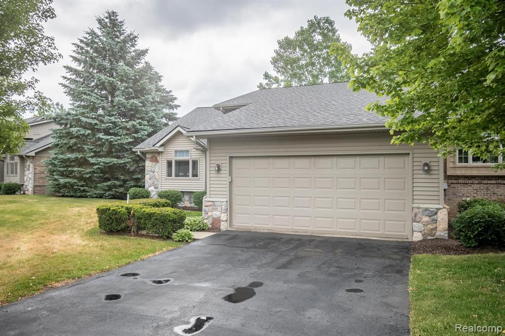 935 MILDRED J, Brighton, MI 48116 — Photo 32