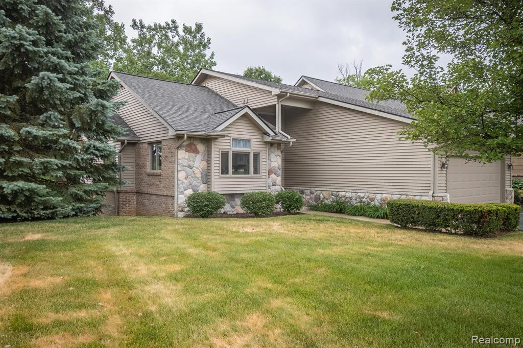 935 MILDRED J, Brighton, MI 48116 — Photo 33
