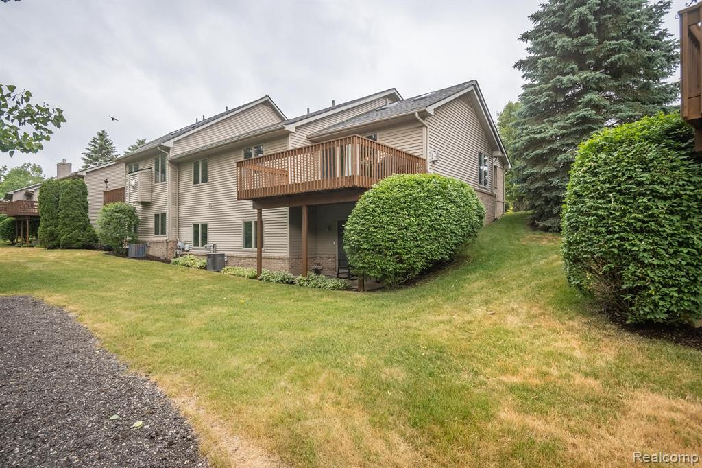 935 MILDRED J, Brighton, MI 48116 — Photo 34