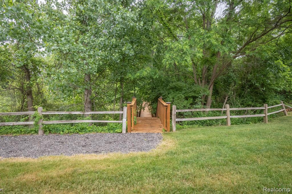 935 MILDRED J, Brighton, MI 48116 — Photo 36