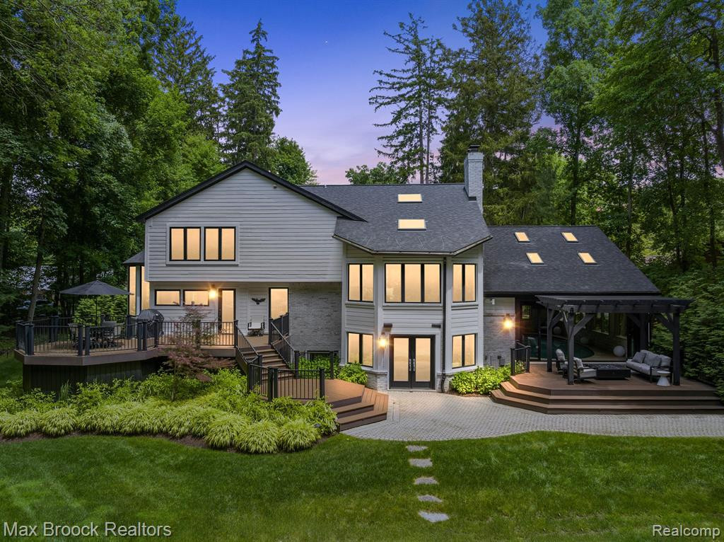 4334 S BAY Drive, Orchard Lake Village, MI 48323 — Photo 2