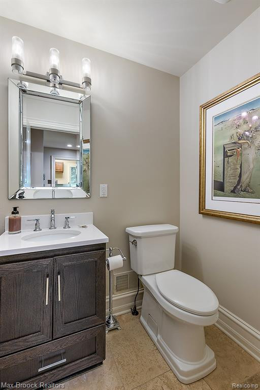 4334 S BAY Drive, Orchard Lake Village, MI 48323 — Photo 15