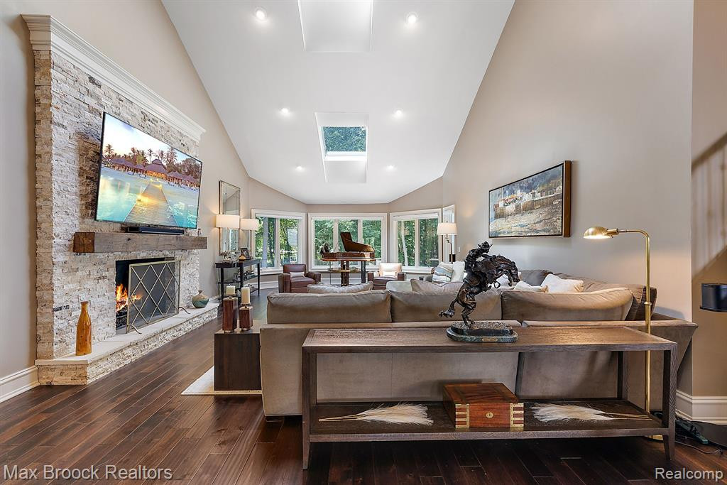 4334 S BAY Drive, Orchard Lake Village, MI 48323 — Photo 18