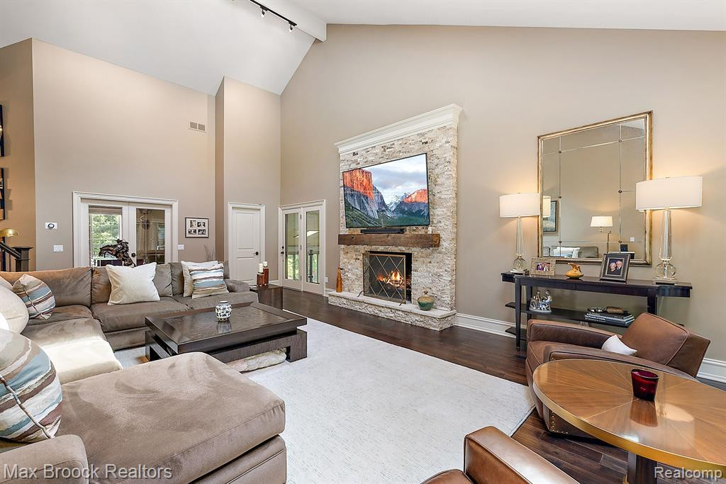 4334 S BAY Drive, Orchard Lake Village, MI 48323 — Photo 21