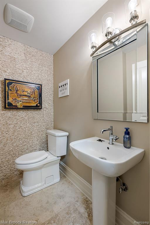 4334 S BAY Drive, Orchard Lake Village, MI 48323 — Photo 22