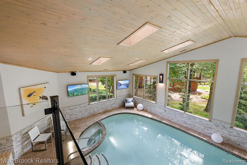4334 S BAY Drive, Orchard Lake Village, MI 48323 — Photo 28