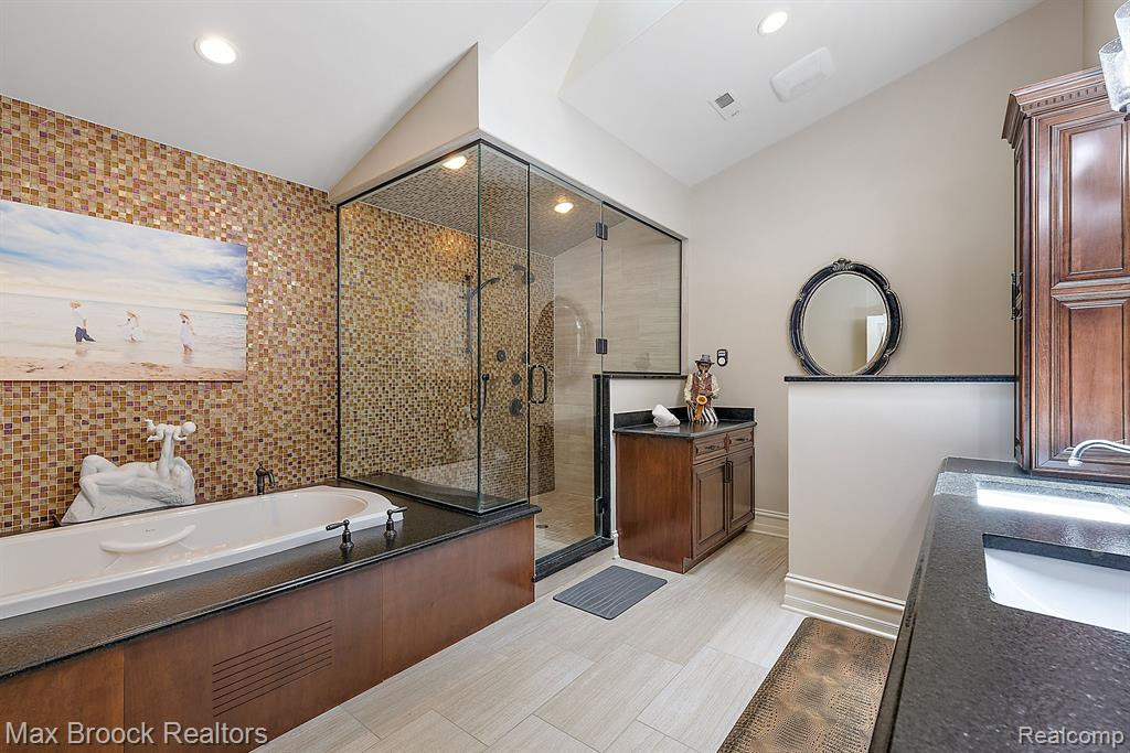 4334 S BAY Drive, Orchard Lake Village, MI 48323 — Photo 32