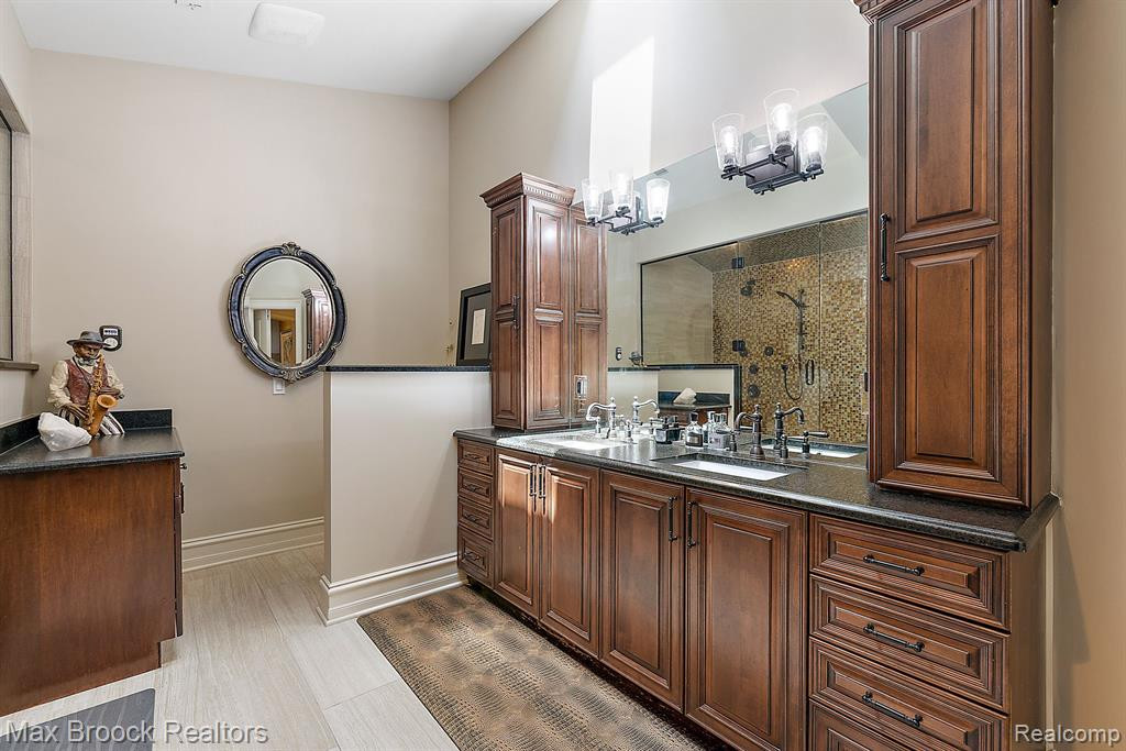 4334 S BAY Drive, Orchard Lake Village, MI 48323 — Photo 34