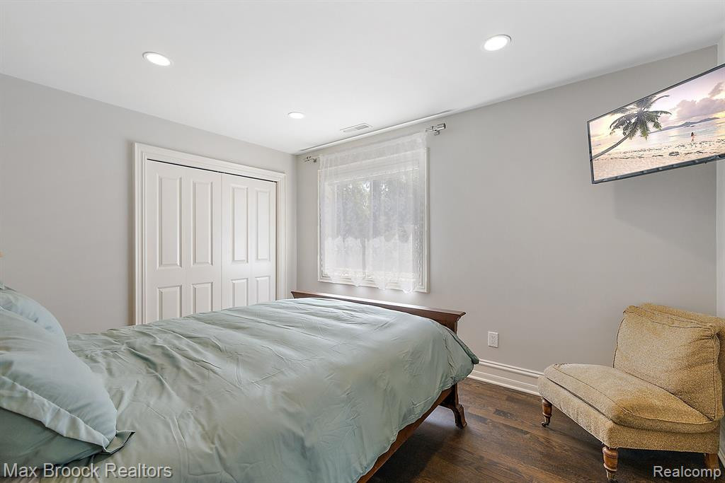 4334 S BAY Drive, Orchard Lake Village, MI 48323 — Photo 37