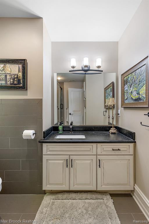 4334 S BAY Drive, Orchard Lake Village, MI 48323 — Photo 38