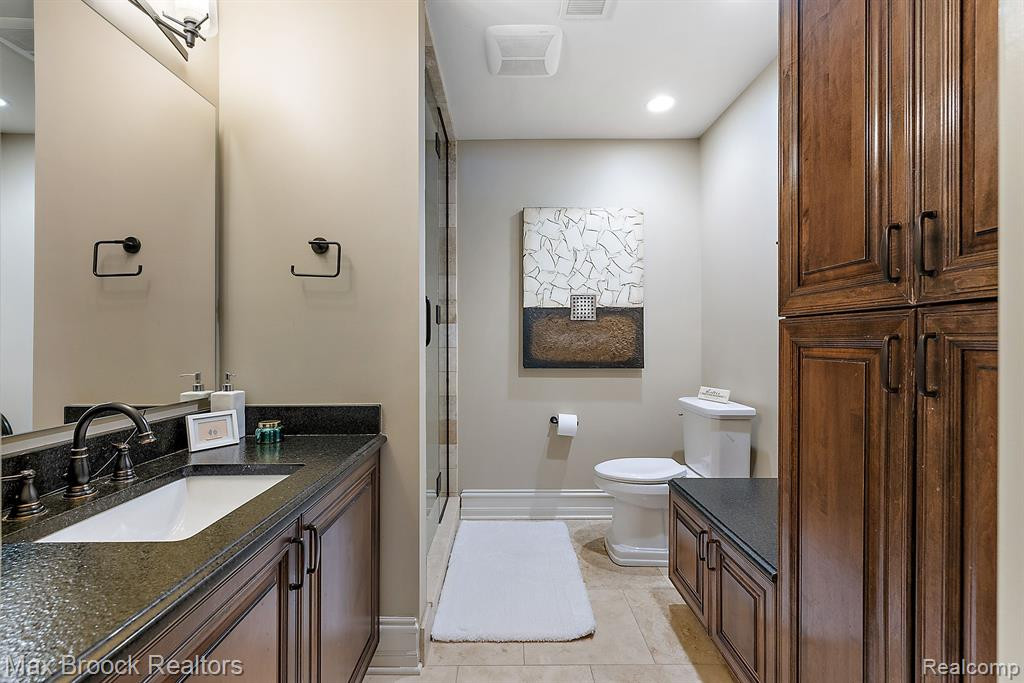 4334 S BAY Drive, Orchard Lake Village, MI 48323 — Photo 42