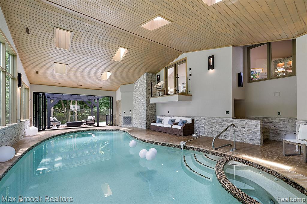 4334 S BAY Drive, Orchard Lake Village, MI 48323 — Photo 55