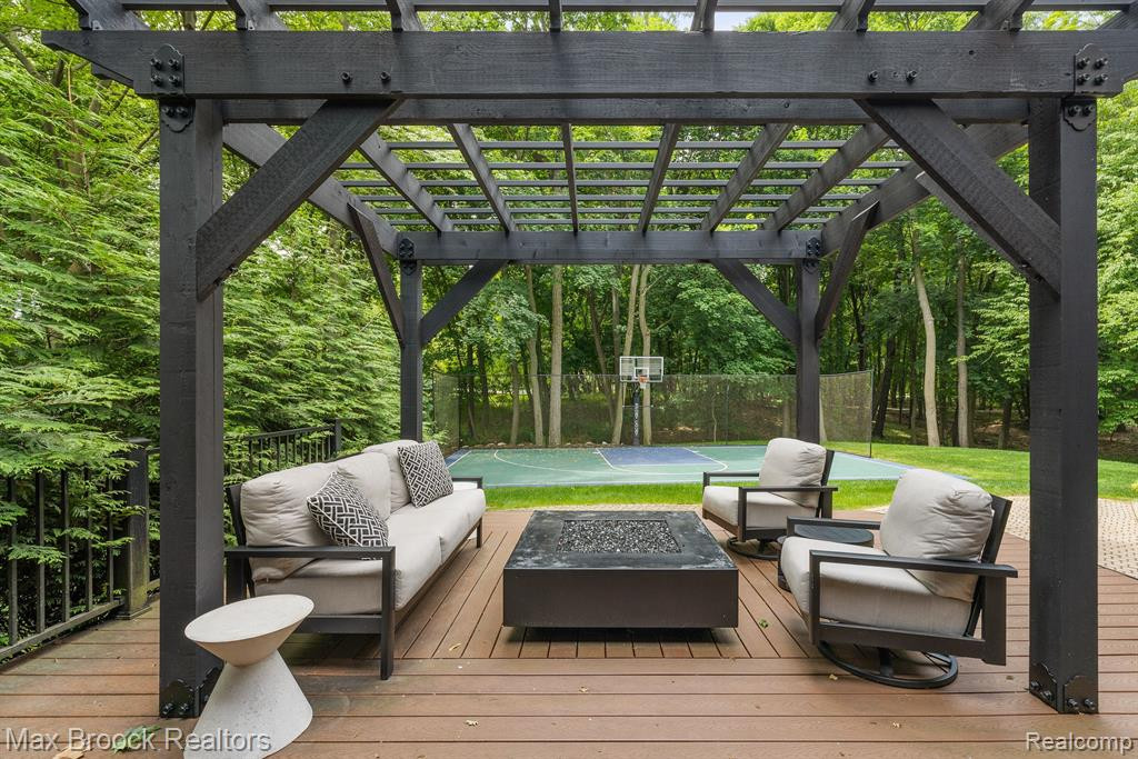 4334 S BAY Drive, Orchard Lake Village, MI 48323 — Photo 61