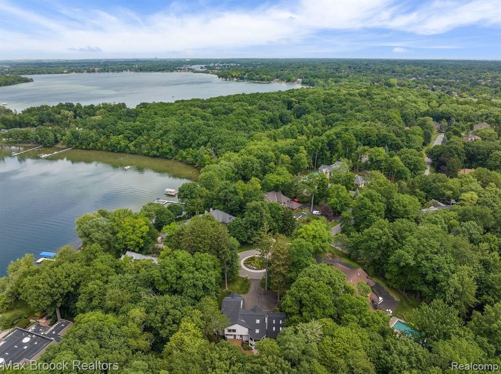 4334 S BAY Drive, Orchard Lake Village, MI 48323 — Photo 68