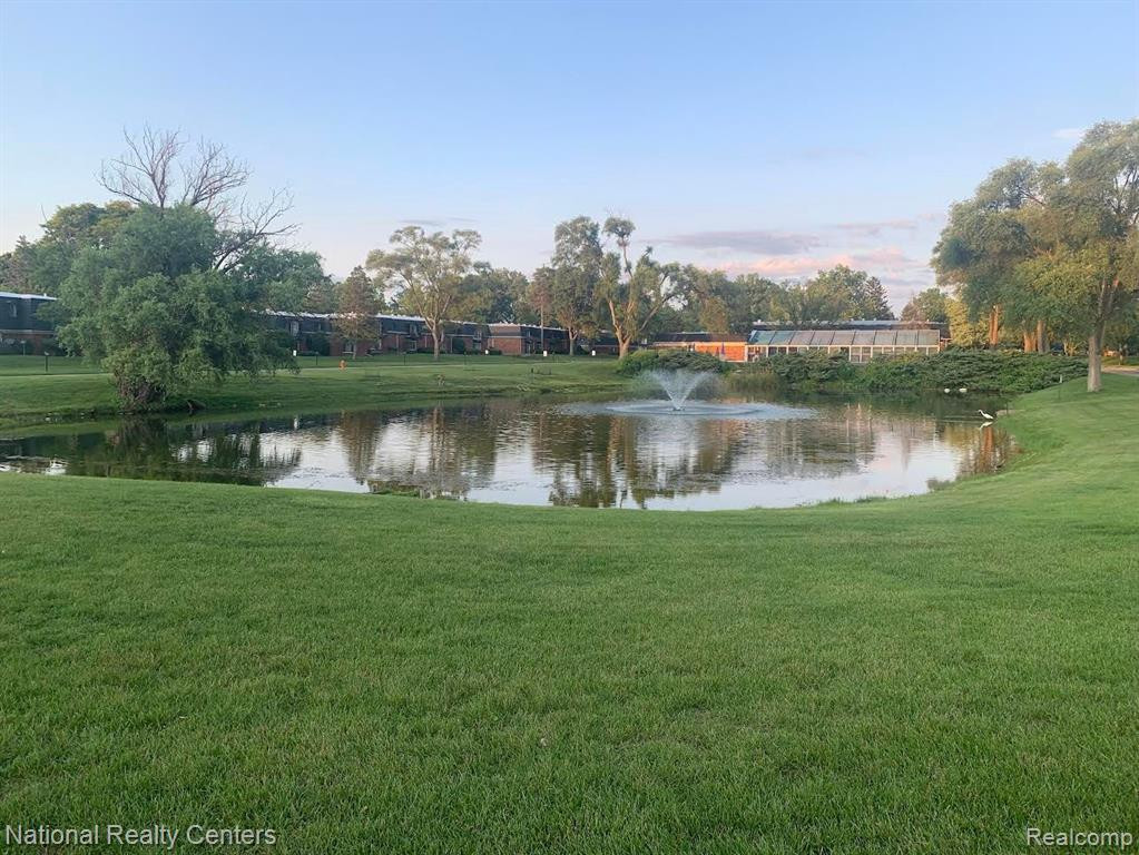 1832 COLONIAL VILLAGE Way, #3, Waterford, MI 48328 — Photo 2