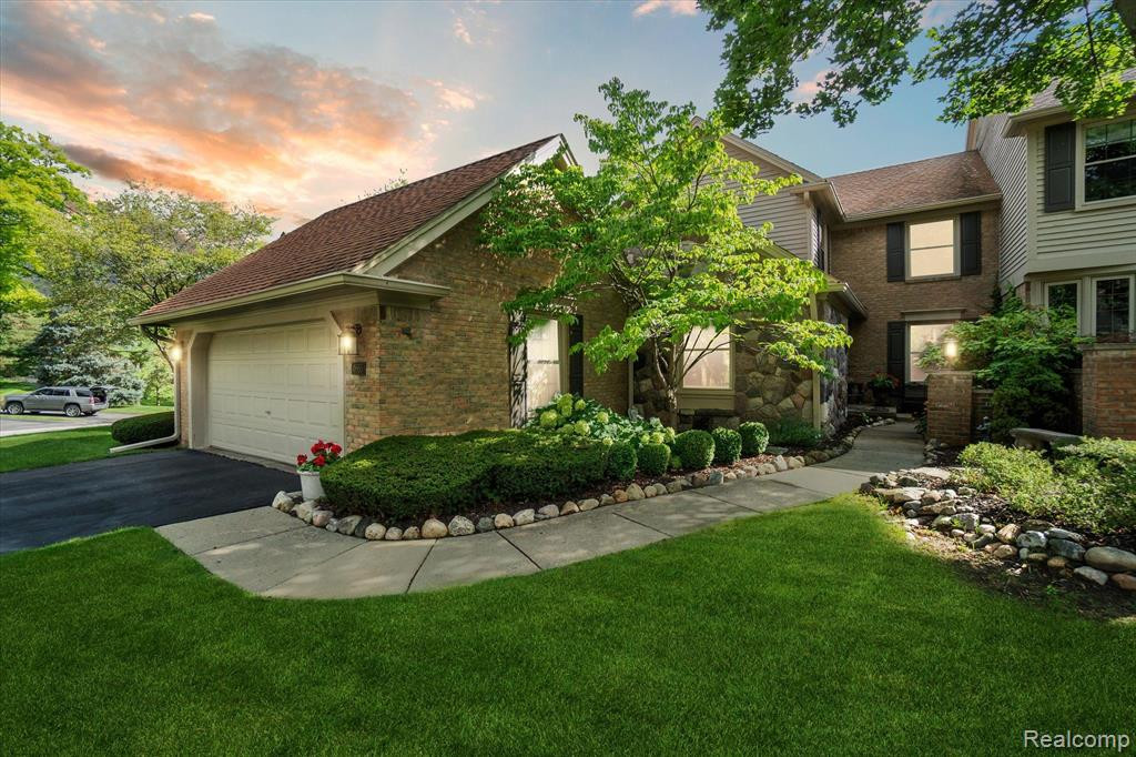 4665 PINE EAGLES Drive, Brighton, MI 48116 — front exterior