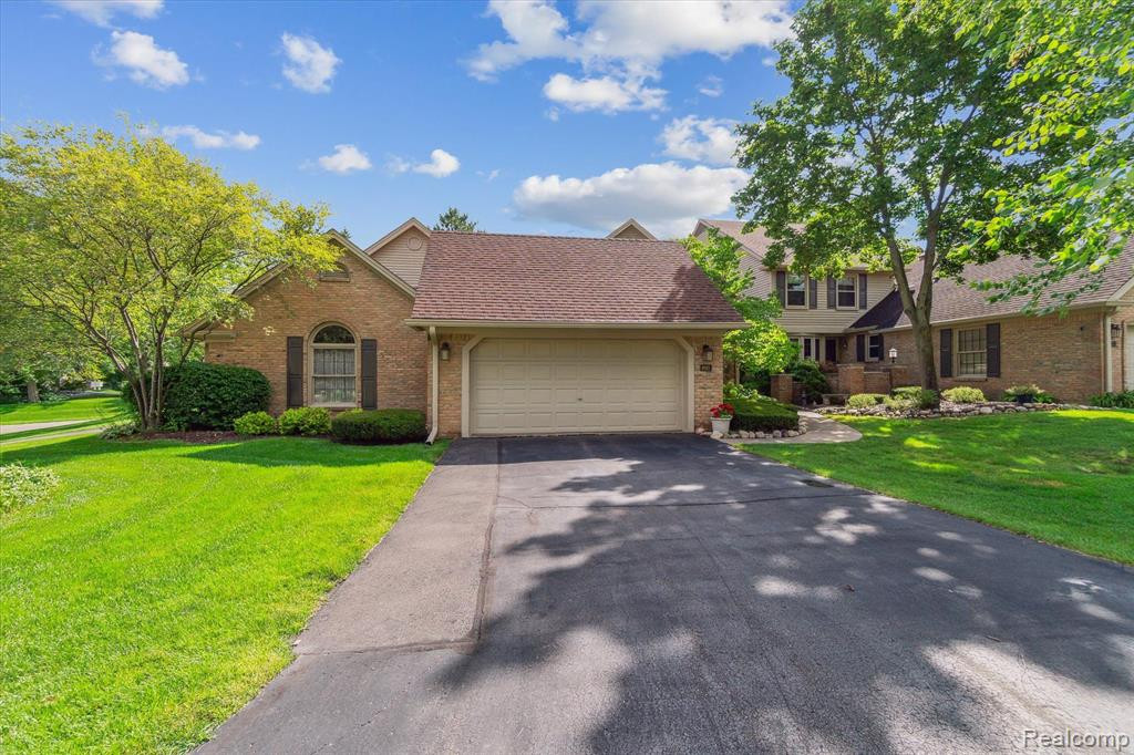 4665 PINE EAGLES Drive, Brighton, MI 48116 — Photo 2