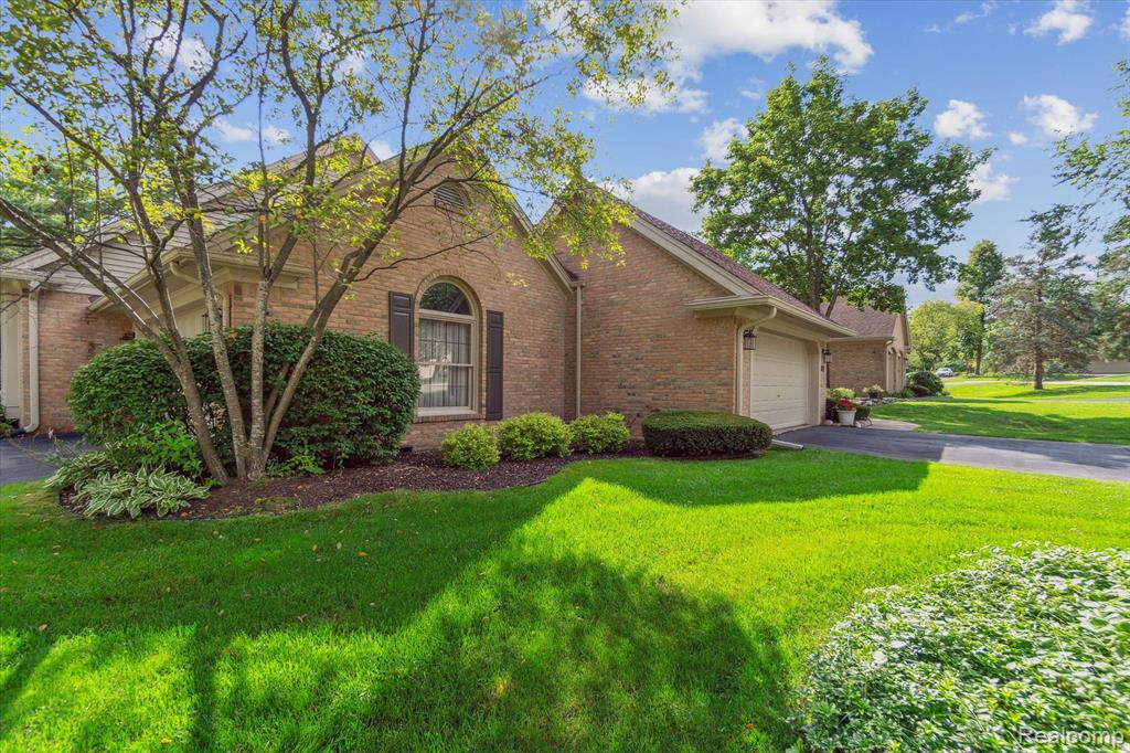 4665 PINE EAGLES Drive, Brighton, MI 48116 — Photo 3