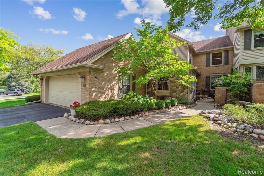 4665 PINE EAGLES Drive, Brighton, MI 48116 — Photo 6