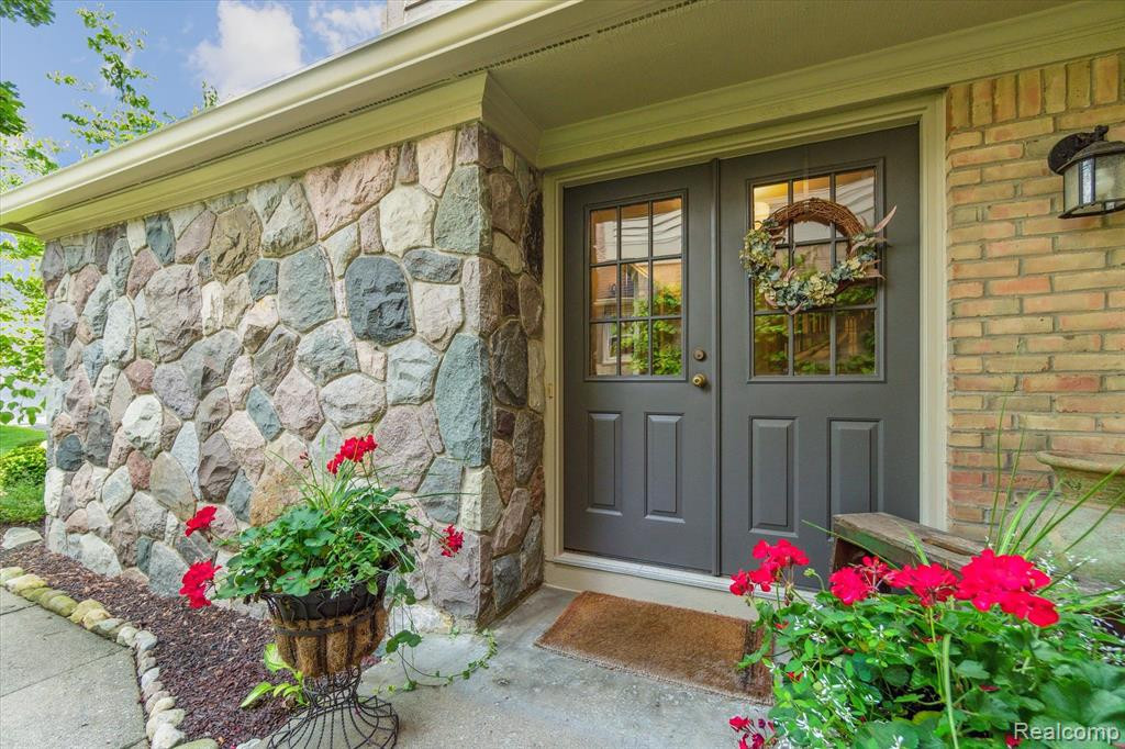 4665 PINE EAGLES Drive, Brighton, MI 48116 — Photo 8