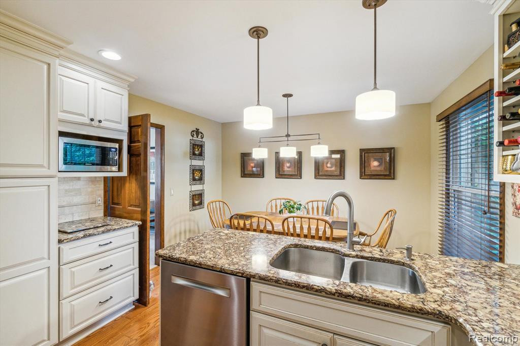 4665 PINE EAGLES Drive, Brighton, MI 48116 — Photo 27