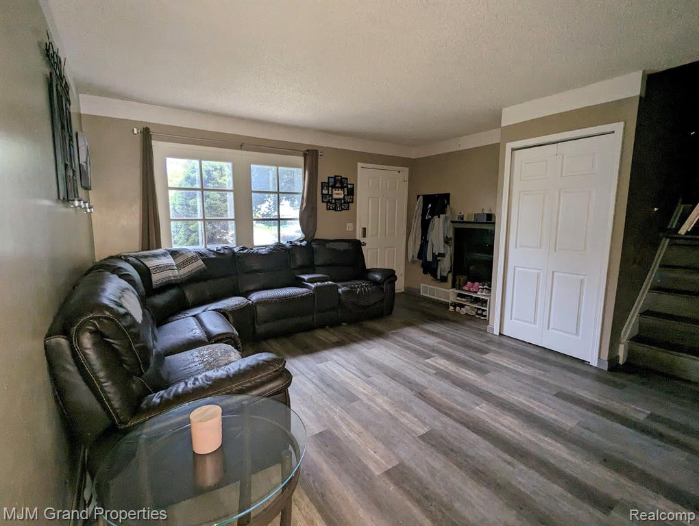 6131 S MOHAWK Avenue, Ypsilanti, MI 48197 — Photo 6