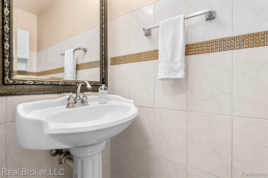 6399 OAKHURST Drive, Ypsilanti, MI 48197 — Photo 32