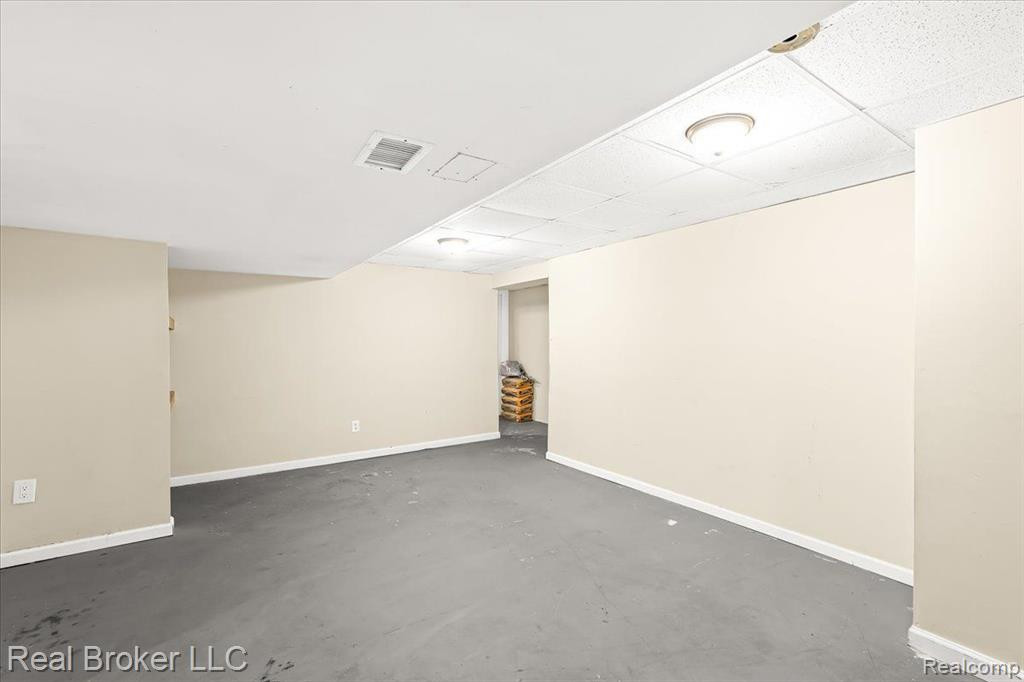 6399 OAKHURST Drive, Ypsilanti, MI 48197 — Photo 33