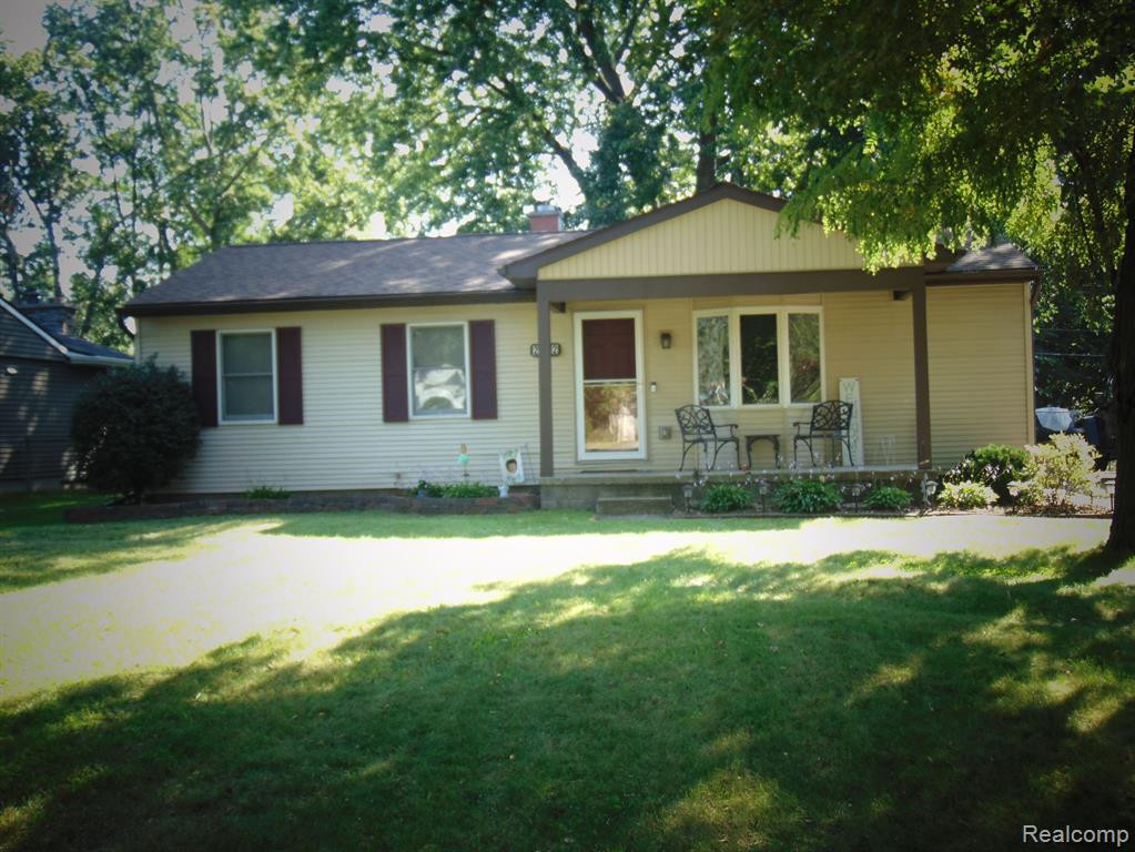 2352 WOODLAWN Street, Wolverine Lake, MI 48390 — front exterior