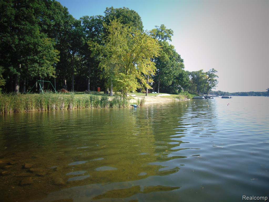 2352 WOODLAWN Street, Wolverine Lake, MI 48390 — Photo 2