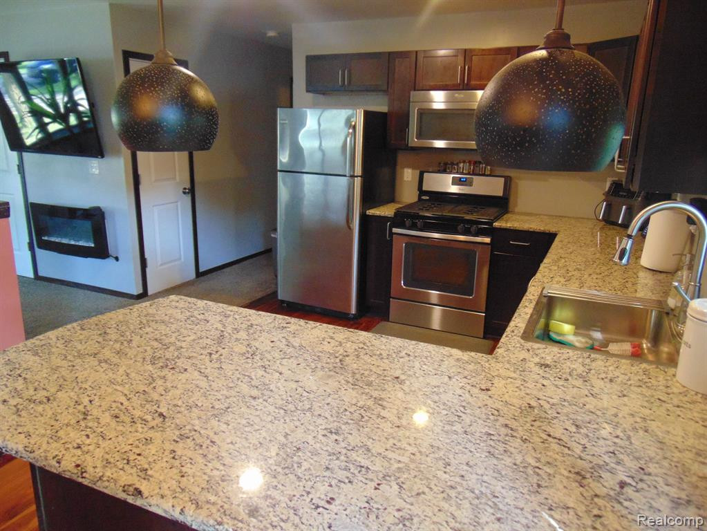 2352 WOODLAWN Street, Wolverine Lake, MI 48390 — Photo 11