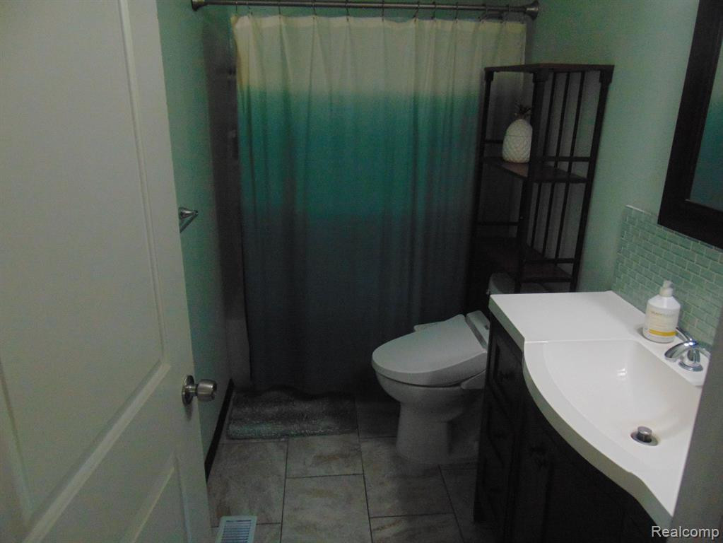2352 WOODLAWN Street, Wolverine Lake, MI 48390 — Photo 15