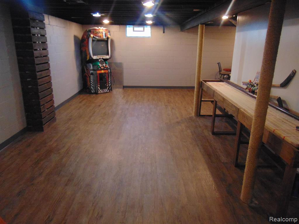 2352 WOODLAWN Street, Wolverine Lake, MI 48390 — Photo 24