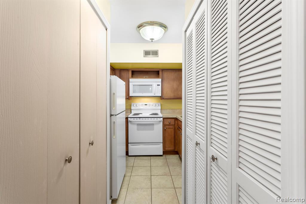 200 BRIARCREST Drive, 118, Ann Arbor, MI 48104 — Photo 8