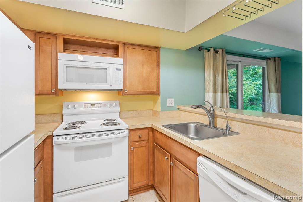 200 BRIARCREST Drive, 118, Ann Arbor, MI 48104 — Photo 9