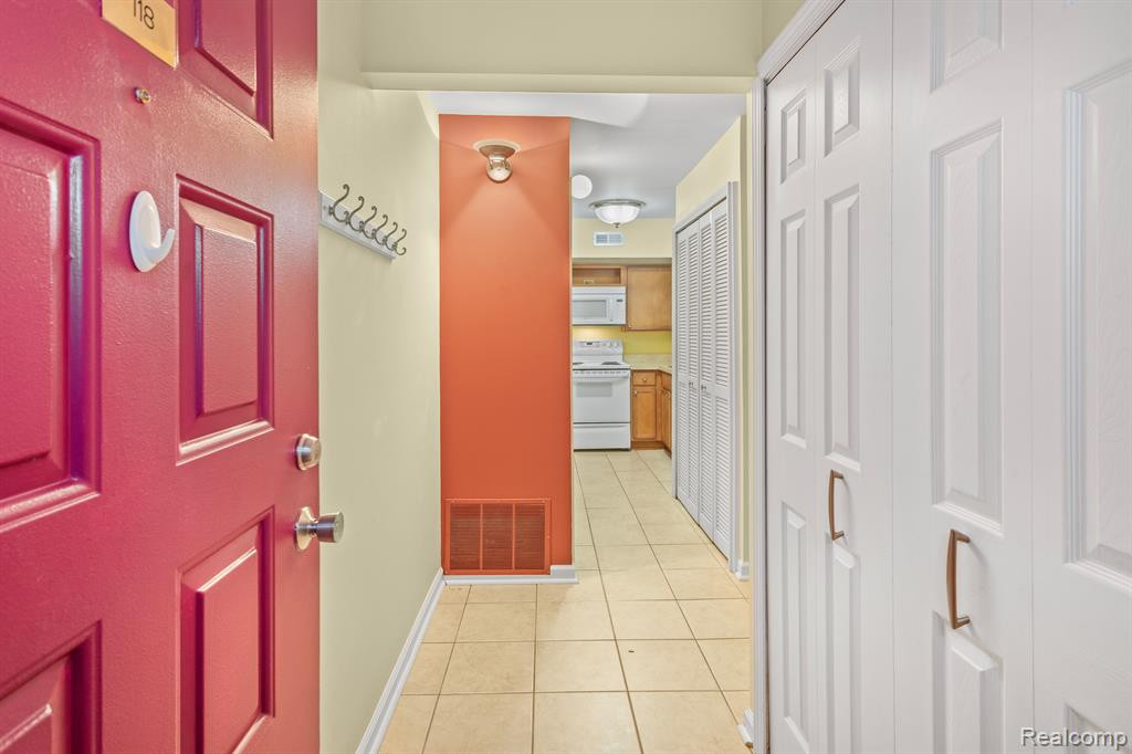 200 BRIARCREST Drive, 118, Ann Arbor, MI 48104 — Photo 11