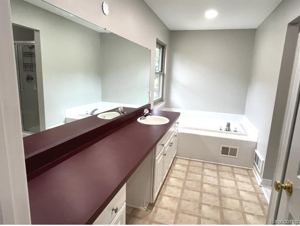 7980 BILLINGHAM Road, West Bloomfield, MI 48324 — Photo 16