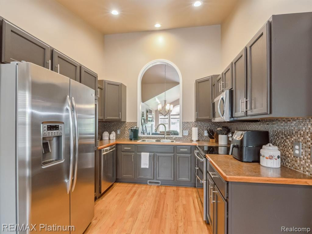 10142 Greenview Court, Goodrich Vlg, MI — Photo 9